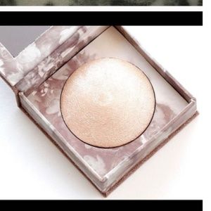 Shimmering powder for face and body